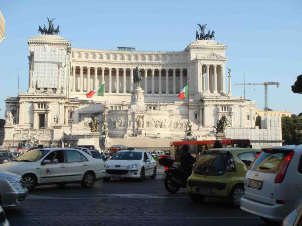 40番のバスに乗って、ヴェネツィア広場を目指します。エマヌエレ２世記念堂、この近くです。